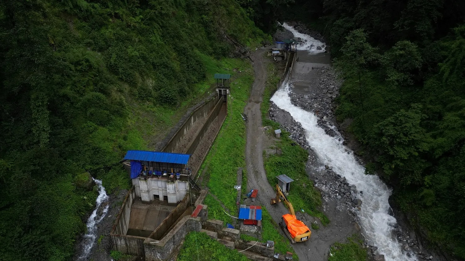 रेलेखोलाको बाँधमा बाढी, विद्युत् उत्पादन बन्द